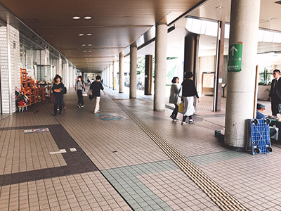 2. 外へ出ましたら、左へおれて道なりお進みください。